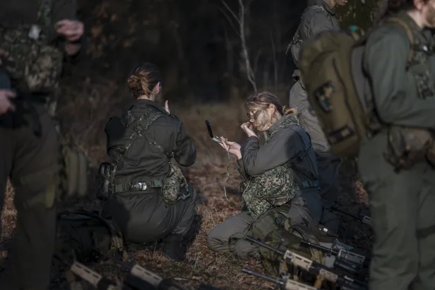 Prinses Amalia bij een militaire oefening op de heide bij Ermelo.