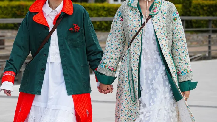 Twee vrouwen in stijlvolle jurken tijdens Fashion Week lente 2025.
