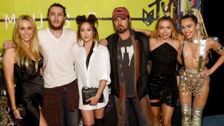 Dit zijn de zusjes van Miley Cyrus