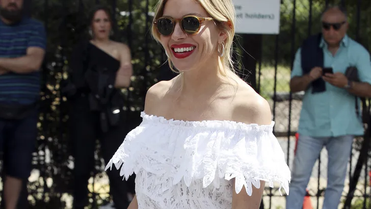 Sienna Miller doet voor: wit kant voor een chique zomer