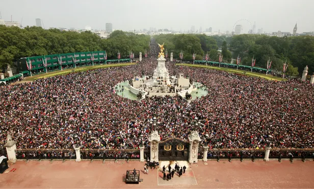 Grote menigte voor Buckingham Palace