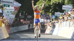 Retro: Weening wint rit en pakt roze in Strade Bianche-rit