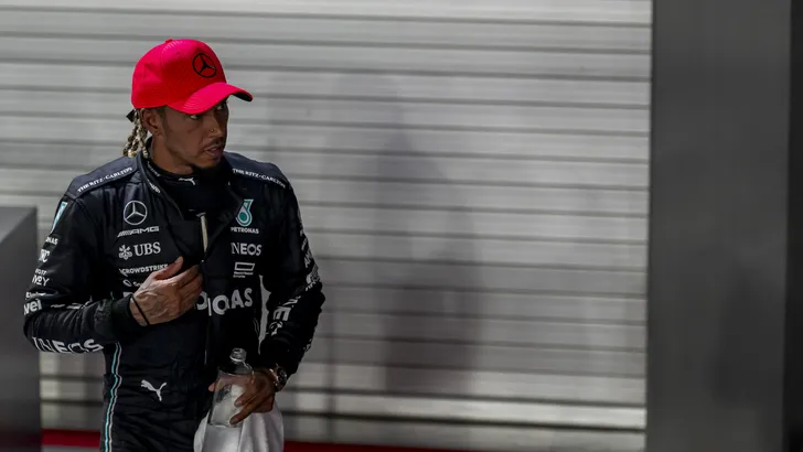 Mercedes opnieuw niet bij podiumviering Lewis Hamilton