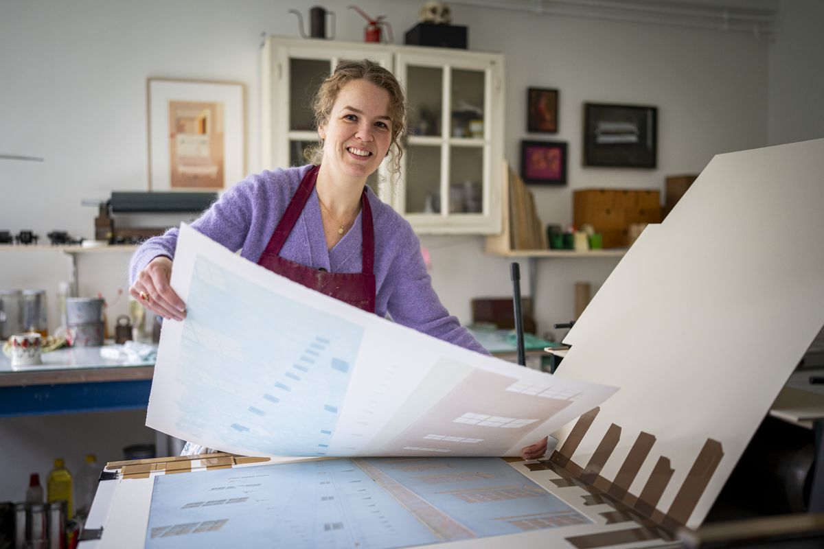 Kunstenares Eline Brontsema uit Groningen: 'Houtsnedes maken is echt aanpoten'