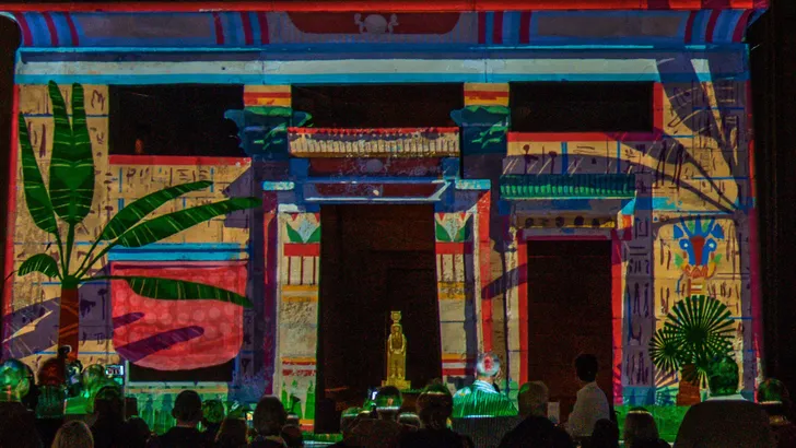 Lichtshow op Egyptische tempel in Leiden 