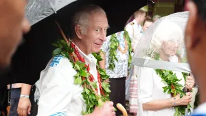 Stiefdochter van koning Charles. Foto van de koning in Samoa, oktober 2024.