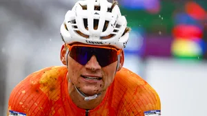 Mathieu van der Poel in het oranje aan de finish van het WK veldrijden in Hulst.