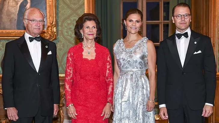 Kroonprinses Victoria maakt statement met jurk 