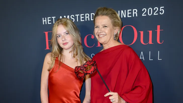Foto van prinses Mabel en jongste dochter Zaria bij het Amsterdam Diner 2025.