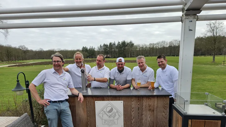 De mannen van Haenen 4, van links naar rechts: captain Dimitri, bouwmijnheer Peter, barkeeper Koertov, schrijver Anton, luchtmachtofficier Michel en Arjan, alias Boogie.