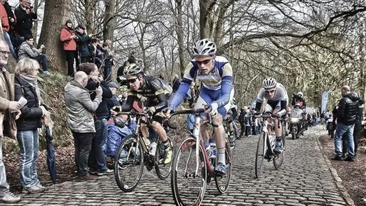 VIDEO: Pijnlijke valpartij in de GP Denain
