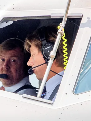 Koning Willem-Alexander in vliegtuig