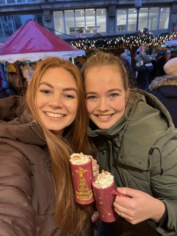 Een warme chocolademelk met slagroom kan natuurlijk niet ontbreken 