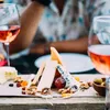 Droombaan: betaald wijn en kaas proeven tijdens Kerst