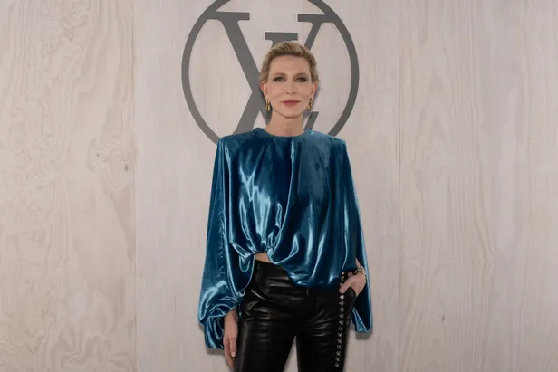 Cate Blanchett in een beeldige Louis Vuitton jurk tijdens Paris Fashion Week 2024.