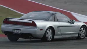 VIDEO: Pierre Gasly smijt klassieke NSX over COTA