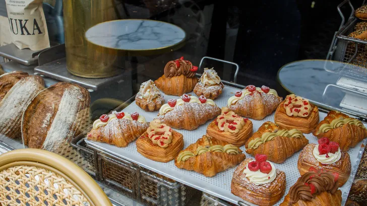 Foto van bakkerij-etalage met pistache croissantjes.