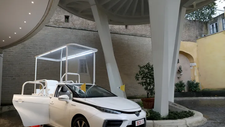 Holy water: paus krijgt Toyota Mirai cadeau