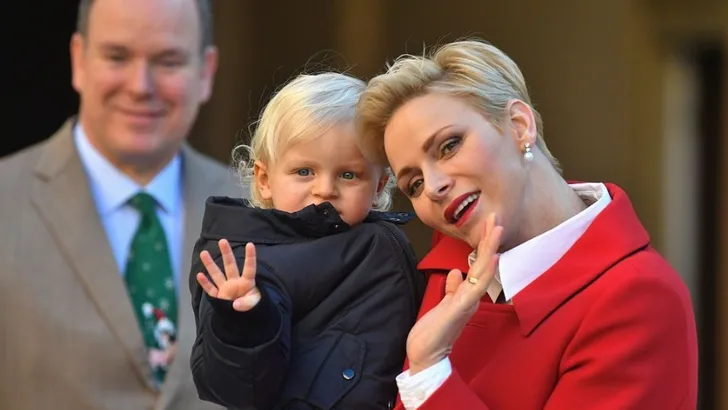 Schattig! Mini-Monaco's delen kerstcadeautjes uit 