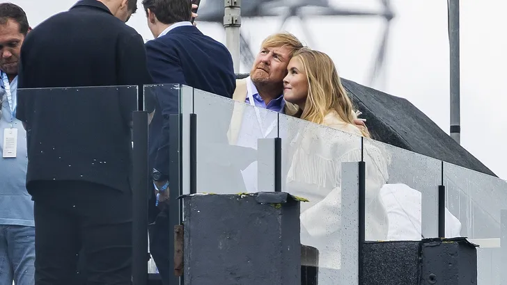 Koning Willem-Alexander en prinses Amalia maken een selfie 