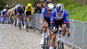 Tim van Dijke op kop voor Mathieu van der Poel op de Taaienberg in de E3 Saxo Classic.