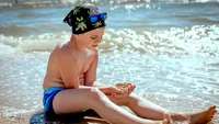 Kind op strand