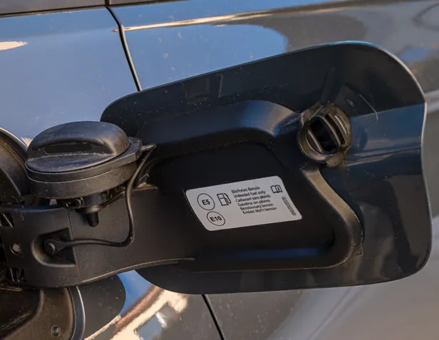 Tankklep van auto waarop E5 en E10 beide zijn toegestaan