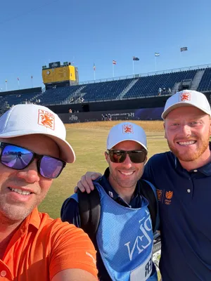 Taco Remkes, Reinier Saxton en Nevill Ruiter naast de green van hole 18. Staan ze er zondag ook?