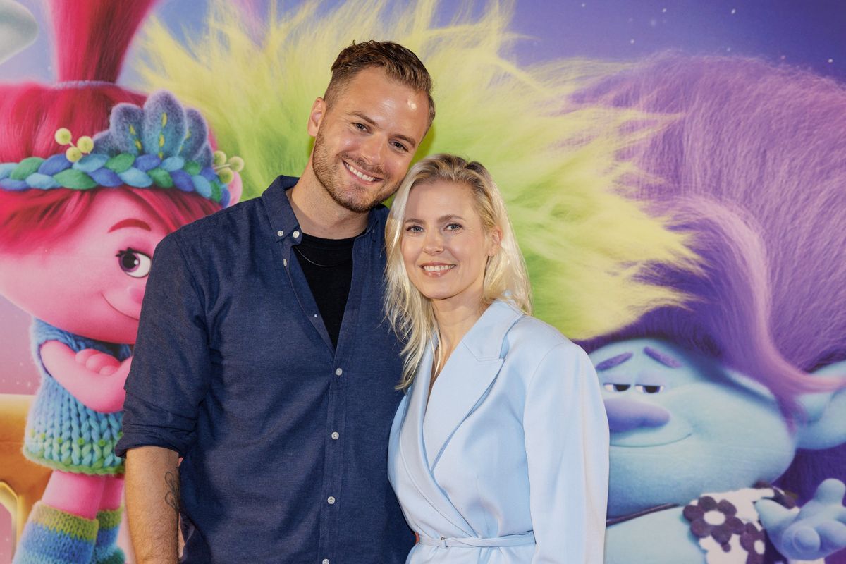 Hilarisch: Bettina Holwerda neemt jarige Jim Bakkum flink te grazen