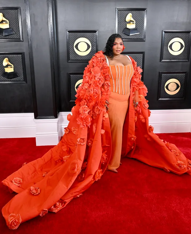Lizzo in oranje outfit bij de uitreiking van de Grammy's, februari 2023.
