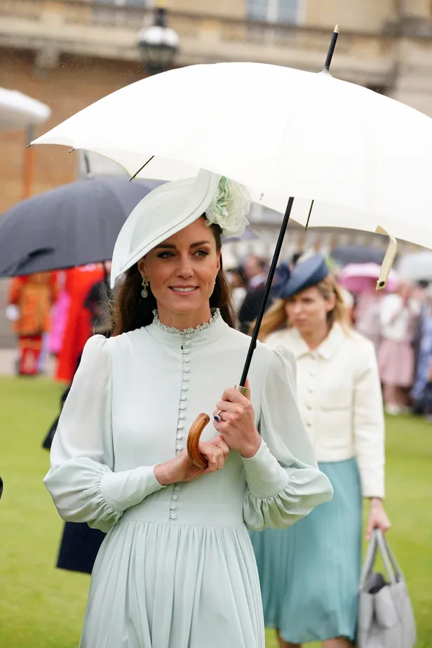 Royals met aquamarijnen sieraden: Prinses Kate in mei 2022 bij een Garden Party te Buckingham Palace.
