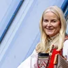 Kroonprinses Mette-Marit leent jurk uit aan schoondochter tijdens bruiloft Märtha Louise | Nouveau