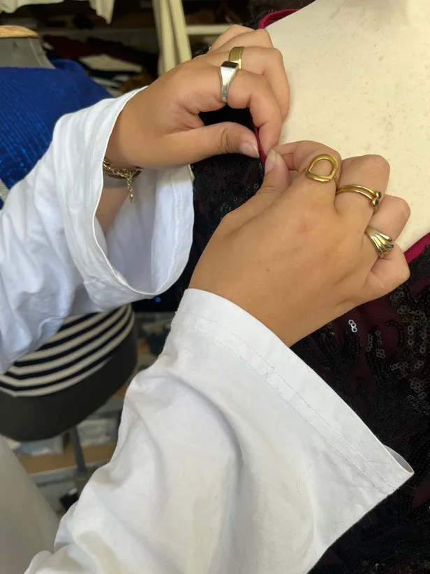 Kledingmaker is in het atelier bezig met een kostuum van de musical Titanique. 