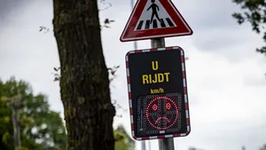 Dit zijn de manieren waardoor je onbewust wordt gedwongen om langzamer te rijden