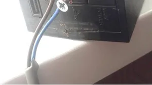 Computer met schroeven in stekkergat