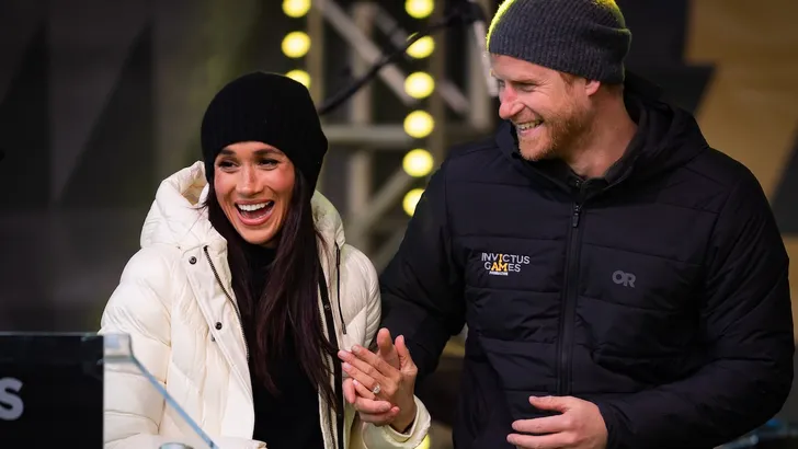 Meghan Markle deelt groot nieuws over haar nieuwe merk 'As Ever'. – Foto van hertogin Meghan en prins Harry hand in hand bij de Invictus Games in Vancouver, februari 2025.