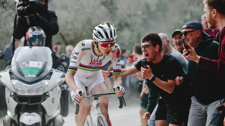 gehavende tadej pogacar wint strade bianche