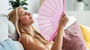 Een vrouw die verkoeling zoekt - ventilator