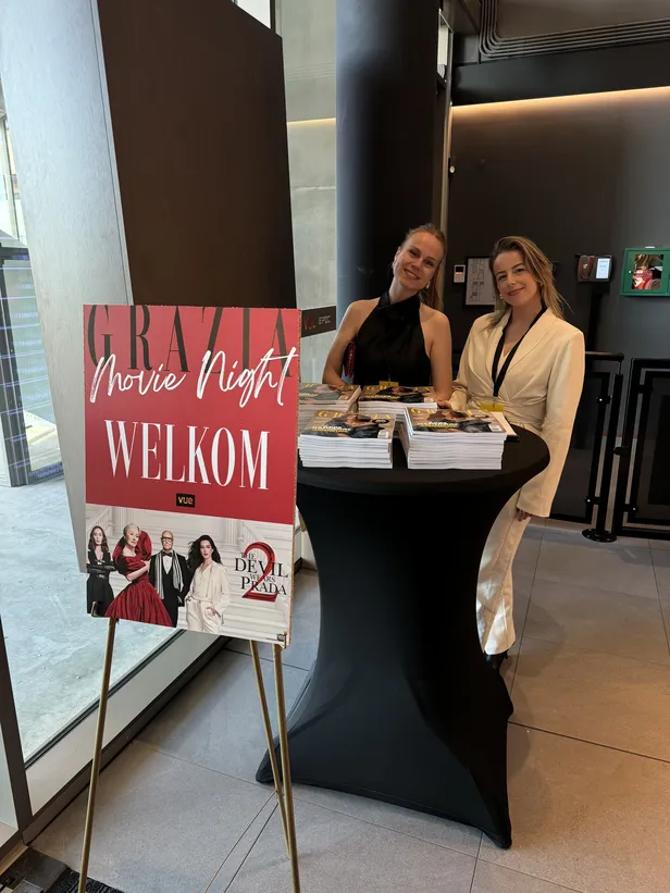 Hendriëtte en Laura verwelkomen alle gasten 
