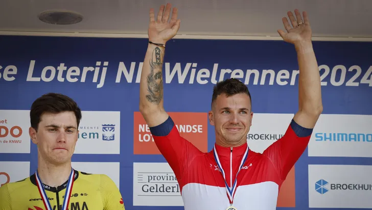 olav kooij en dylan groenewegen op het podium van het nk wielrennen van vorig jaar