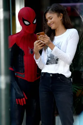 Zendaya en Tom op de set van Spiderman