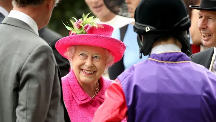Ascot Dag 3: Queen draagt roze voor Ladies Day 