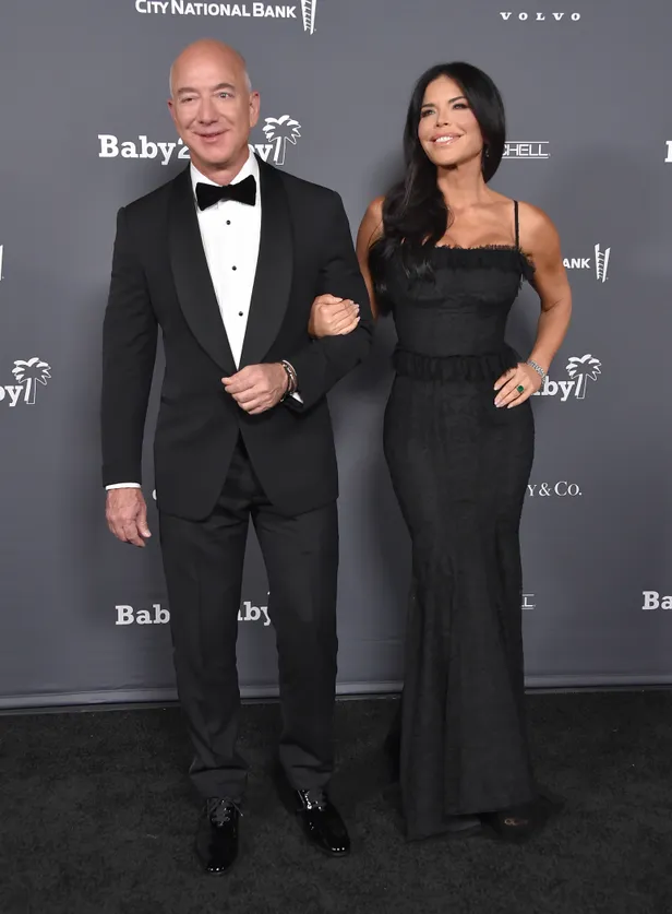 Jeff Bezos en Lauren Sánchez op de rode loper tijdens het Baby2Baby 10 Year Gala in Los Angeles.
