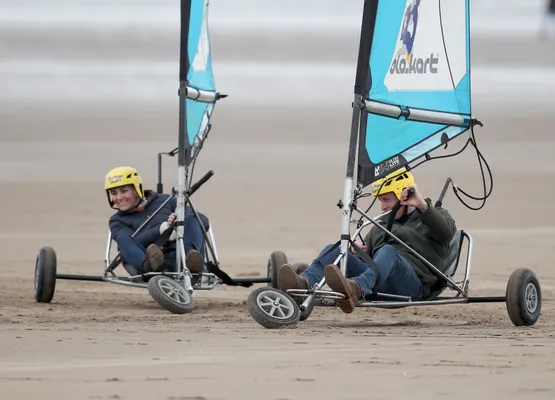 Ook als de zon even niet schijnt: Wills en Kate weten dat je heerlijk kunt uitwaaien op het strand.