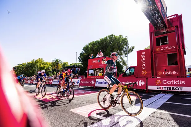 Zijaanzicht van sprintzege Wout van Aert in de Vuelta.