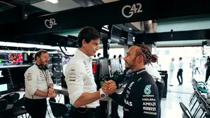Wolff waarschuwde Hamilton voor Ferrari: 'Je zult tegen onze achtervleugel aankijken' 