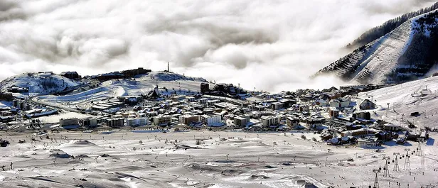 Alpe d'Huez in winterse omstandigheden, gezien vanaf de skipiste
