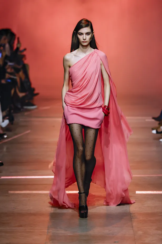 Model op de catwalk bij Elie Saab, spring-summer 2026.