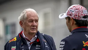 Helmut Marko en Sergio Perez van Red Bull Racing