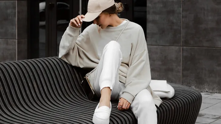 Beautiful,Blonde,Girl,Dressed,In,Beige,Oversized,Sweatshirt,,White,Sweatpants,